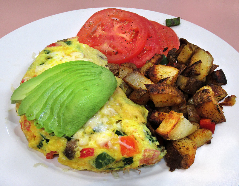 Omlet wysokobiałkowy z warzywami i fetą